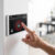 Inteligentne czujniki w systemach monitoringu domowego: zdalna kontrola i powiadomienia